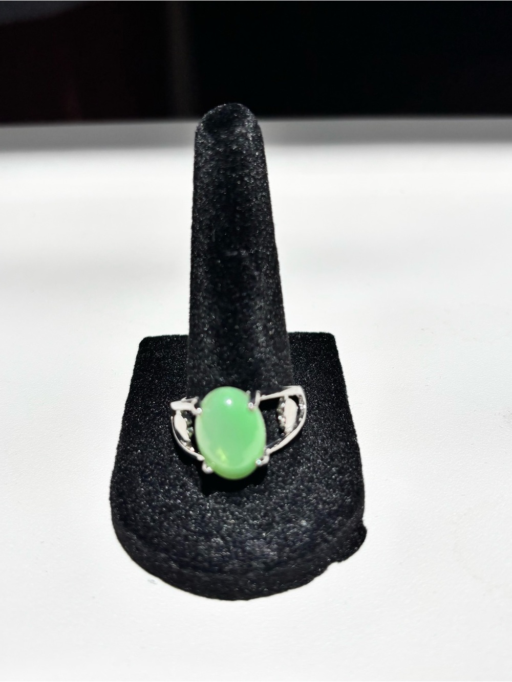 Green Oval Gemstone Ring in Silver-tone w/ Heart accents on band  Setting size 9